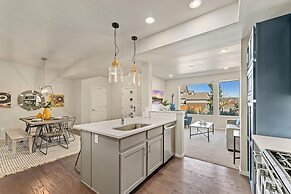 First Class Stylish Townhome near Old Town!
