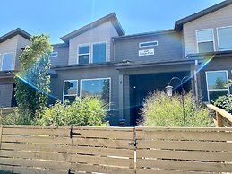 First Class Stylish Townhome near Old Town!