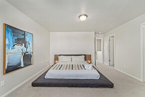 First Class Stylish Townhome near Old Town!