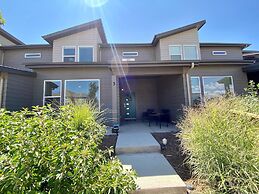 First Class Stylish Townhome near Old Town!