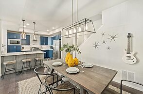 First Class Stylish Townhome near Old Town!