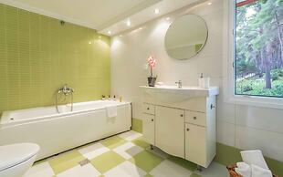 Danai's Secluded Paradise - Azure Coastal Dreams