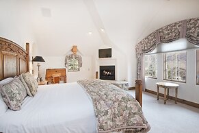 349 Holden Rd. 5 Bedroom Home by RedAwning