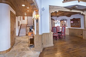 349 Holden Rd. 5 Bedroom Home by RedAwning