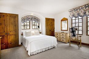 349 Holden Rd. 5 Bedroom Home by RedAwning