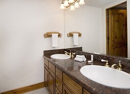 349 Holden Rd. 5 Bedroom Home by RedAwning