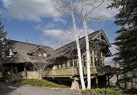 349 Holden Rd. 5 Bedroom Home by RedAwning