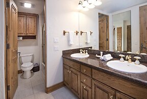 349 Holden Rd. 5 Bedroom Home by RedAwning