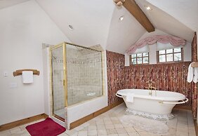 349 Holden Rd. 5 Bedroom Home by RedAwning