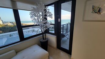 Alexander 702 3 Bedroom Apts by RedAwning