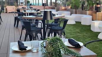 Alexander 702 3 Bedroom Apts by RedAwning