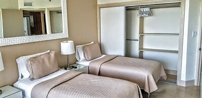 Alexander 702 3 Bedroom Apts by RedAwning