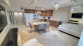 Alexander 702 3 Bedroom Apts by RedAwning