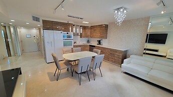 Alexander 702 3 Bedroom Apts by RedAwning