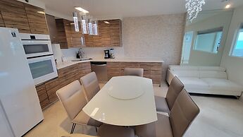 Alexander 702 3 Bedroom Apts by RedAwning