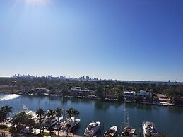 Alexander 1121 3 Bedroom Apts by RedAwning