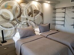 Alexander 1003 4 Bedroom Apts by RedAwning