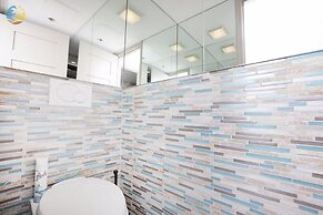 Alexander 1419 3 Bedroom Apts by RedAwning