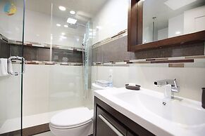 Alexander 1419 3 Bedroom Apts by RedAwning