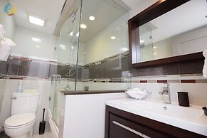 Alexander 1419 3 Bedroom Apts by RedAwning