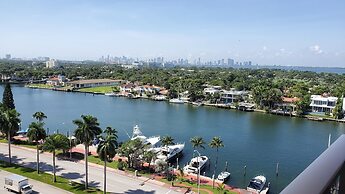 Alexander 1421 3 Bedroom Apts by RedAwning