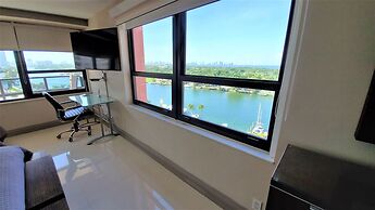 Alexander 1421 3 Bedroom Apts by RedAwning