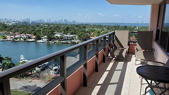 Alexander 1421 3 Bedroom Apts by RedAwning