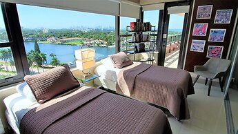 Alexander 1421 3 Bedroom Apts by RedAwning