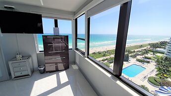 Alexander 1401 3 Bedroom Apts by RedAwning