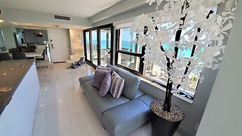 Alexander 1401 3 Bedroom Apts by RedAwning