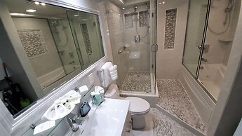 Alexander 1401 3 Bedroom Apts by RedAwning