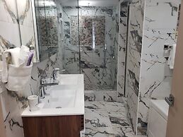 Alexander 807 5 Bedroom Apts by RedAwning