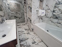 Alexander 807 5 Bedroom Apts by RedAwning