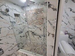 Alexander 807 5 Bedroom Apts by RedAwning