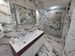 Alexander 807 5 Bedroom Apts by RedAwning