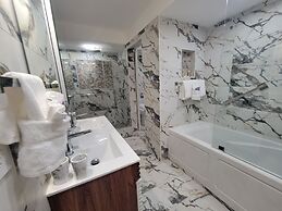 Alexander 807 5 Bedroom Apts by RedAwning