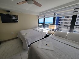 Alexander 807 5 Bedroom Apts by RedAwning