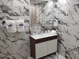 Alexander 807 5 Bedroom Apts by RedAwning