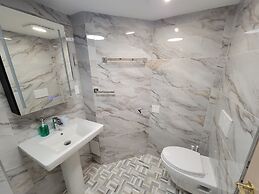 Alexander 807 5 Bedroom Apts by RedAwning