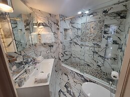 Alexander 807 5 Bedroom Apts by RedAwning