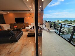 Alexander 807 5 Bedroom Apts by RedAwning