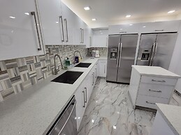 Alexander 807 5 Bedroom Apts by RedAwning