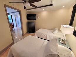 Alexander 807 5 Bedroom Apts by RedAwning