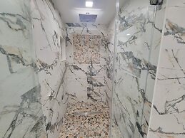 Alexander 807 5 Bedroom Apts by RedAwning