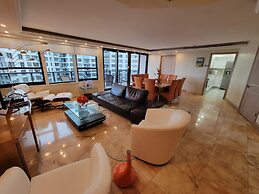 Alexander 807 5 Bedroom Apts by RedAwning