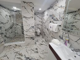 Alexander 807 5 Bedroom Apts by RedAwning