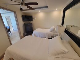 Alexander 807 5 Bedroom Apts by RedAwning