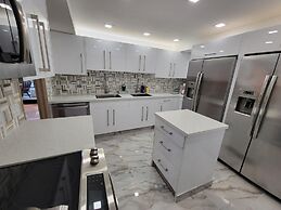 Alexander 807 5 Bedroom Apts by RedAwning