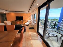 Alexander 807 5 Bedroom Apts by RedAwning