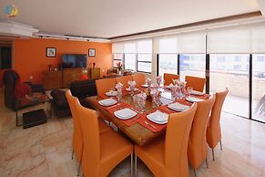 Alexander 807 5 Bedroom Apts by RedAwning